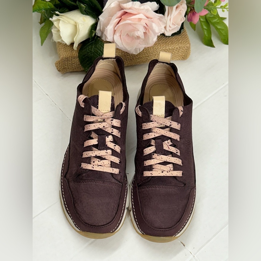 Clarks Dark Brown Sneakers with Light Pink Laces - Picture 1 of 6